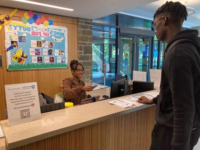 Student working front desk at 狮门