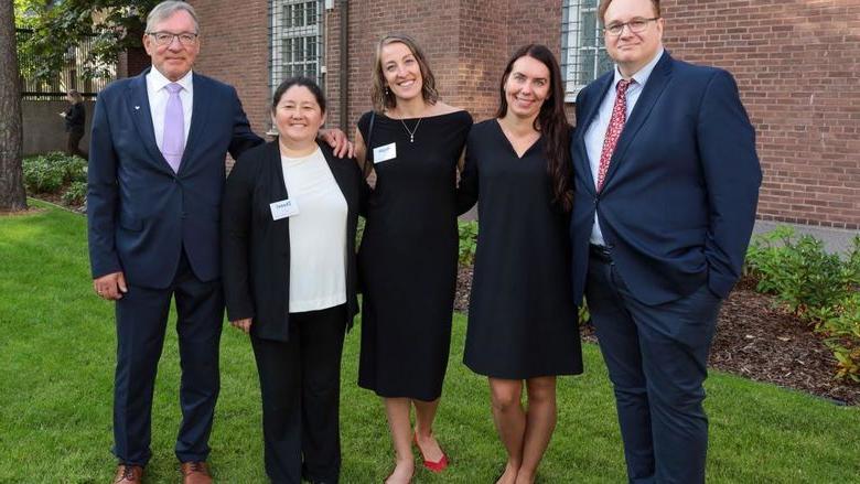 宾州州立大学阿宾顿分校 faculty member Zhanel DeVides with University of Vaasa colleagues